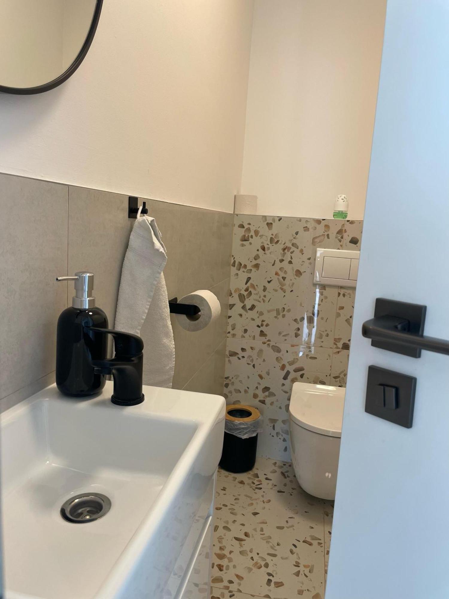 Klimatizovany Apartmanovy Dom, S Virivkou, 1B Senec Esterno foto